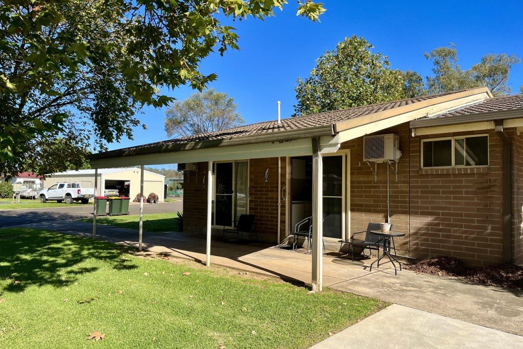 Cootamundra Caravan Park in Cootamundra, NSW — photo 3